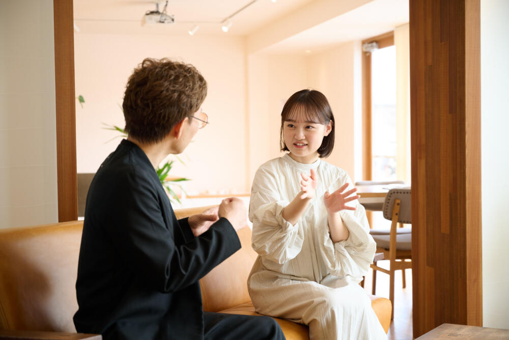 ハウスクラフトの座談会で女性社員と社長の2人が向き合って話す様子